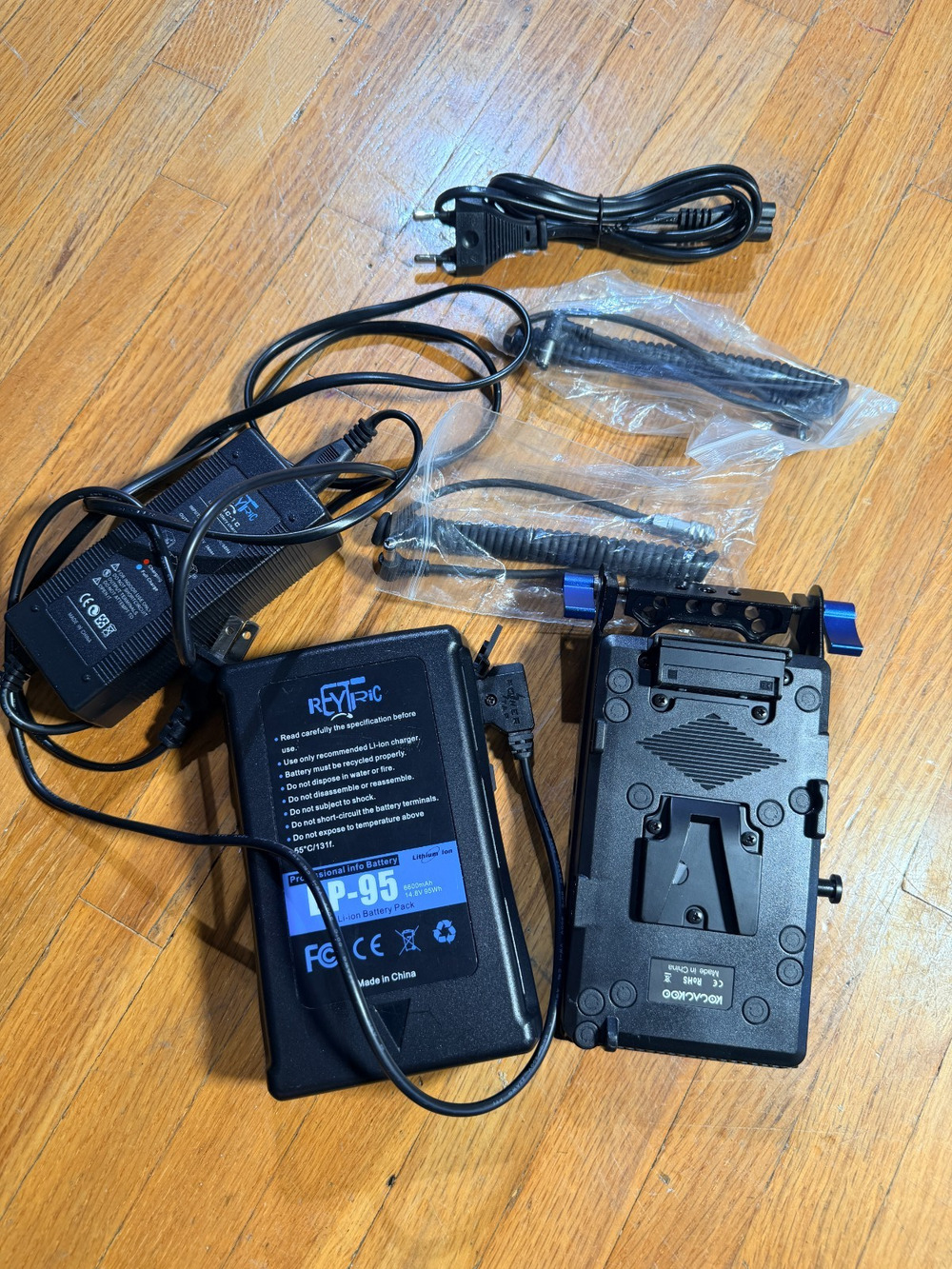 KOCACKOO V-Mount Power Plate with Reytric BP-95 Battery Charger Camera Rig